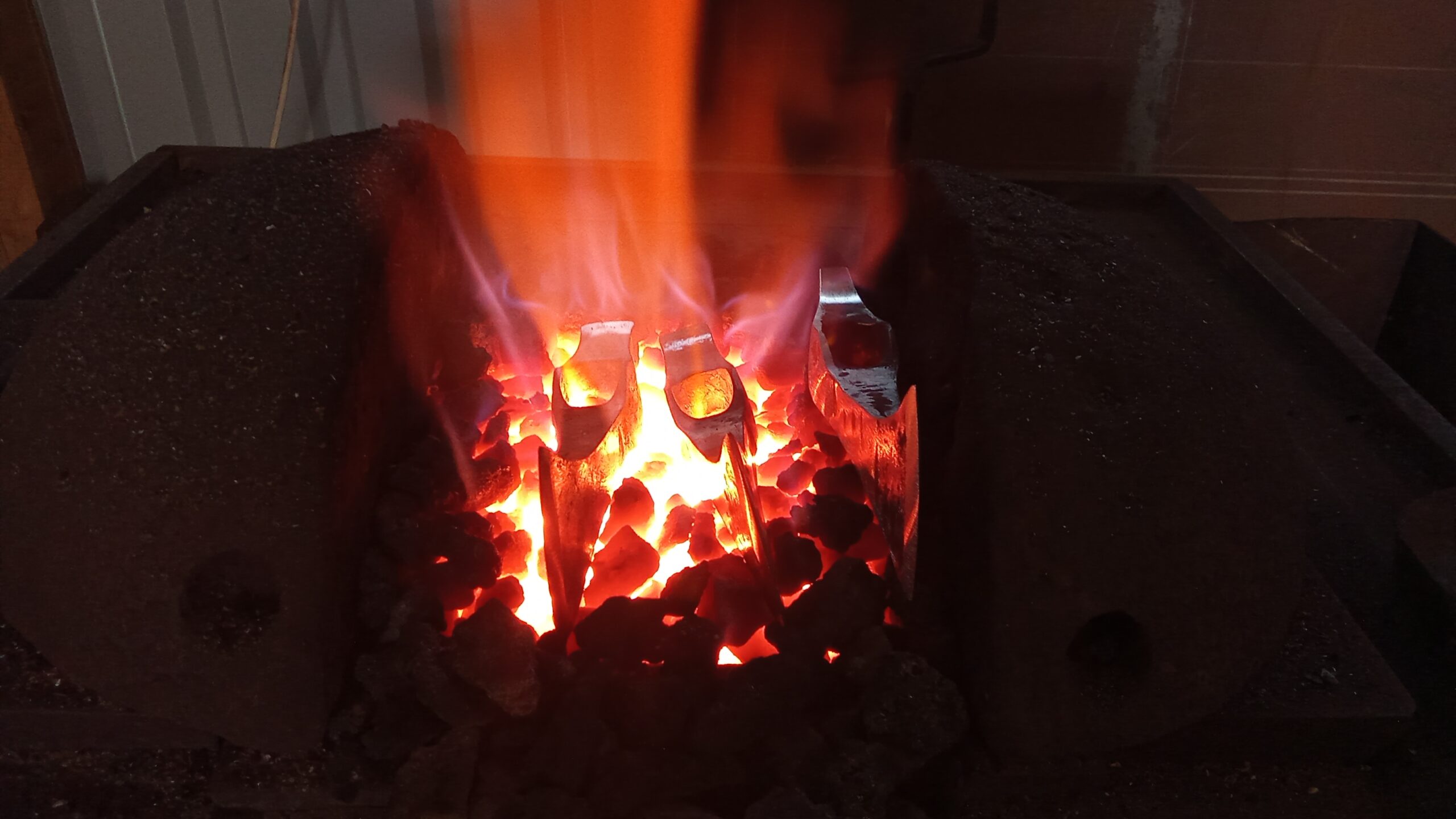 izzó acél kovácsolása kézzel